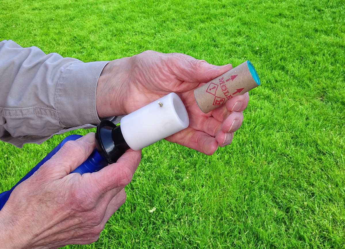 die gef&uuml;llte Patrone wird in Schussrichtung eingesetzt